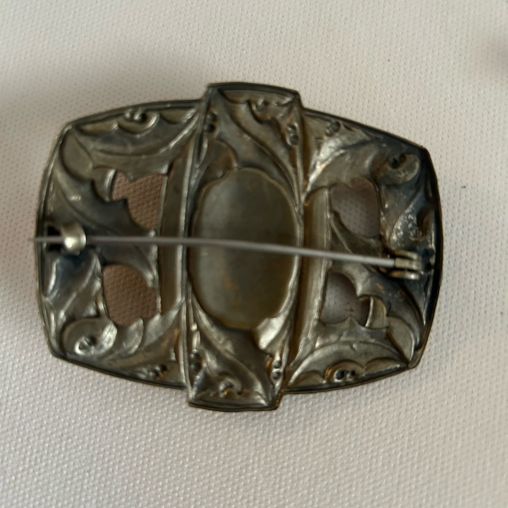 Large jewelry brooch pin. Measures approx.  2“ x 3“. Kinda copper/brass color. - Picture 5 of 7